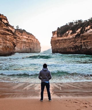 daniel-pelaez-duque-227TiFIPfsU-unsplash_sea_waves_point_caves_back_silhouette_outdoors_Scrop-1