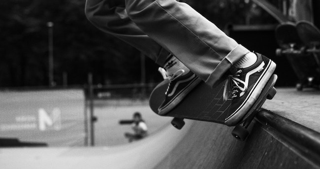 Feet on a skateboard on a ramp